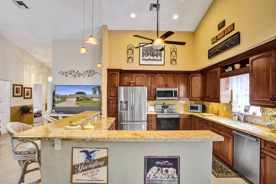 For Sale: $369,000 (2 beds, 2 baths, 1715 Square Feet)