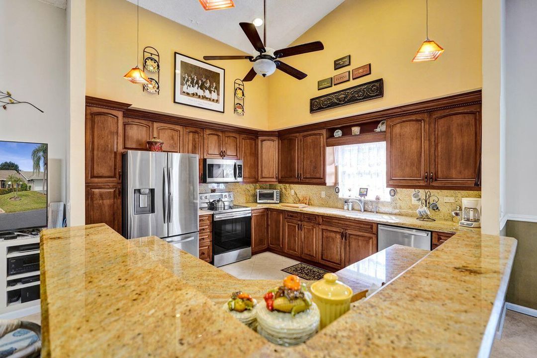 For Sale: $369,000 (2 beds, 2 baths, 1715 Square Feet)