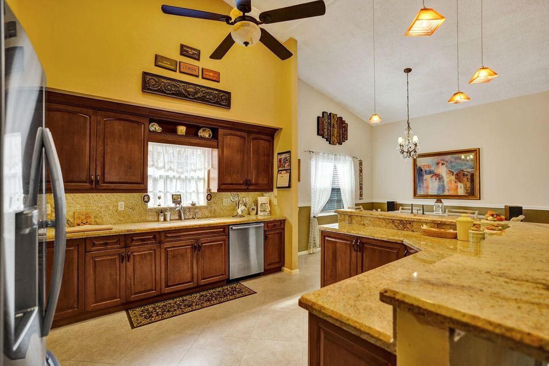 For Sale: $369,000 (2 beds, 2 baths, 1715 Square Feet)