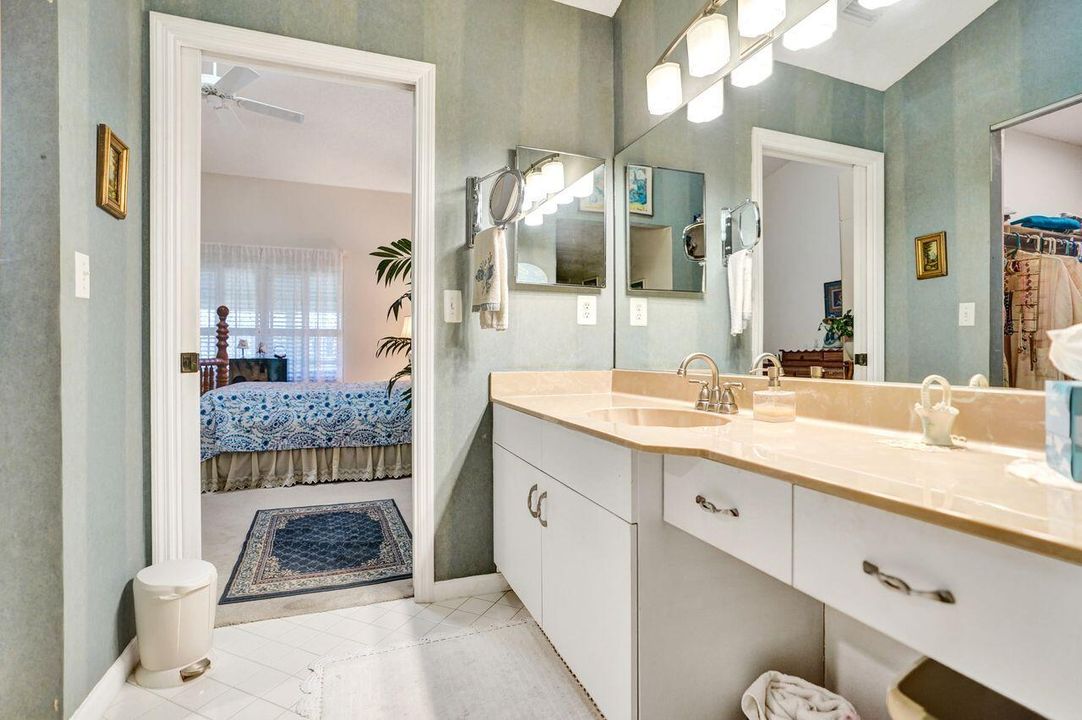 For Sale: $369,000 (2 beds, 2 baths, 1715 Square Feet)