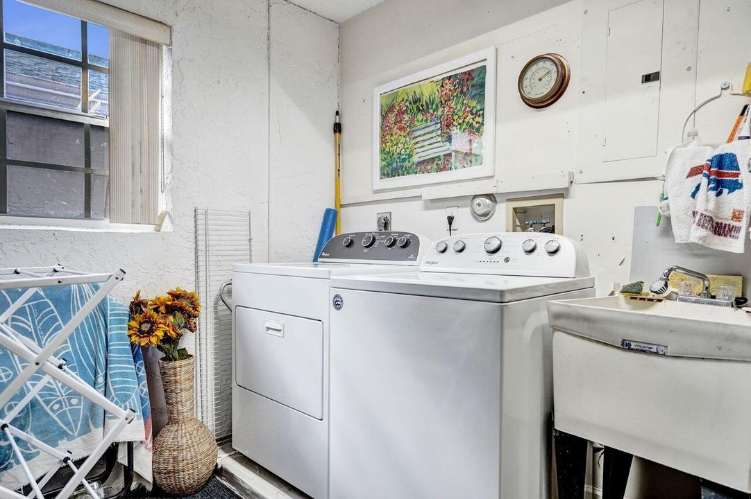 For Sale: $369,000 (2 beds, 2 baths, 1715 Square Feet)