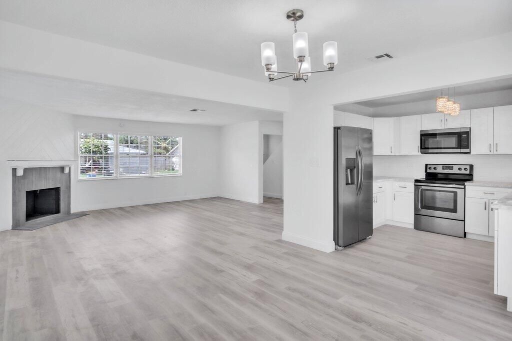 For Rent: $2,800 (4 beds, 2 baths, 1770 Square Feet)