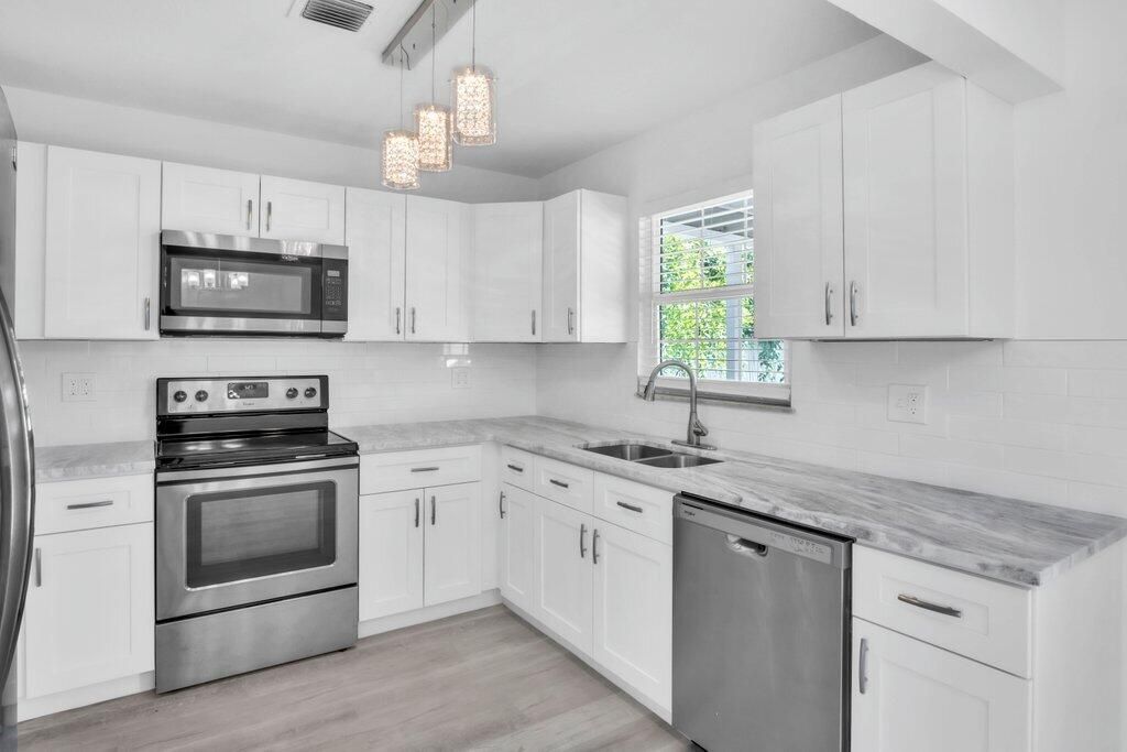 For Rent: $2,800 (4 beds, 2 baths, 1770 Square Feet)