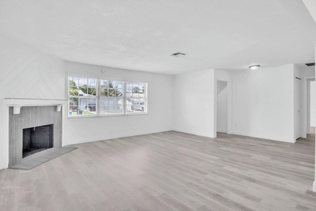 For Rent: $2,800 (4 beds, 2 baths, 1770 Square Feet)