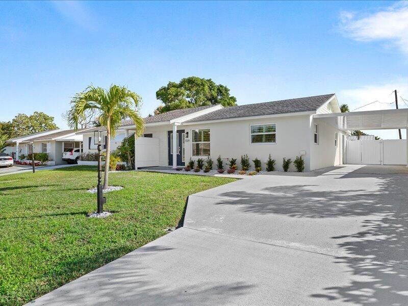 For Sale: $455,000 (2 beds, 1 baths, 1013 Square Feet)