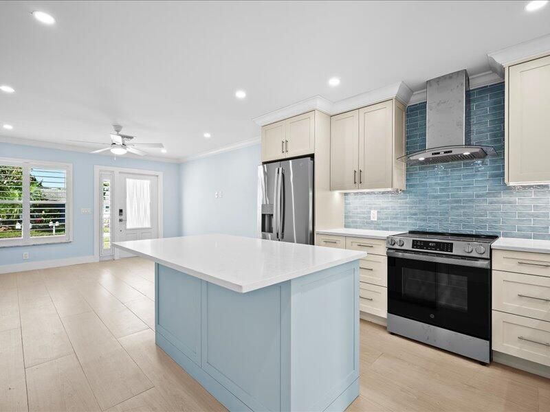 For Sale: $455,000 (2 beds, 1 baths, 1013 Square Feet)