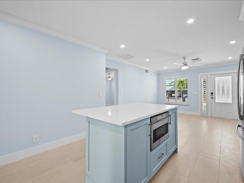 For Sale: $455,000 (2 beds, 1 baths, 1013 Square Feet)