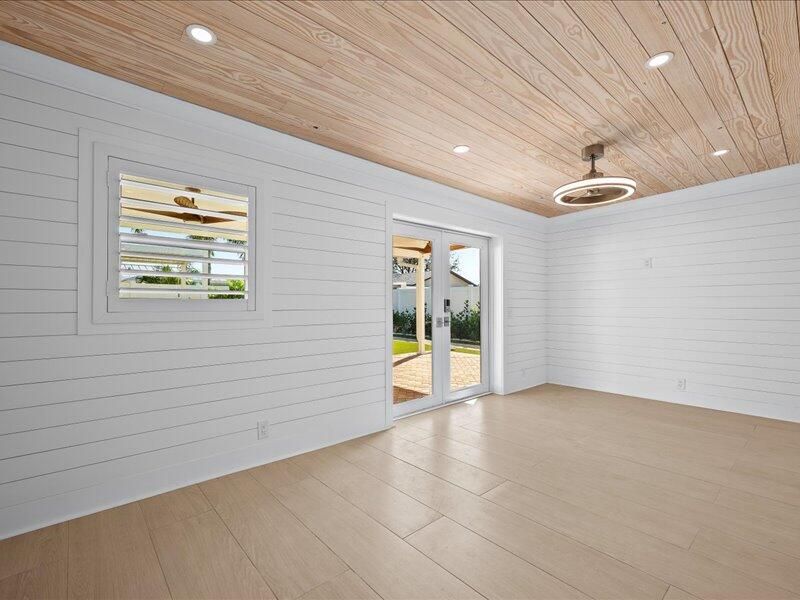 For Sale: $455,000 (2 beds, 1 baths, 1013 Square Feet)