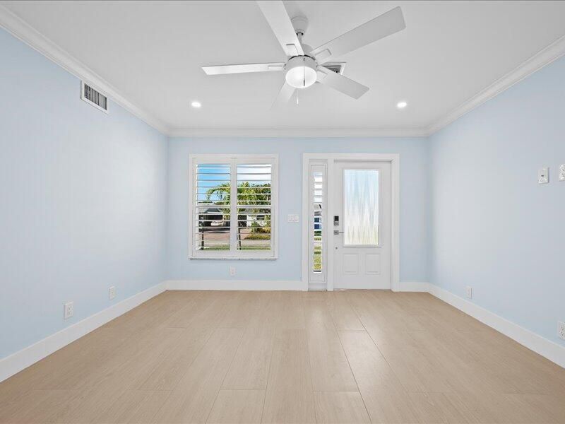 For Sale: $455,000 (2 beds, 1 baths, 1013 Square Feet)