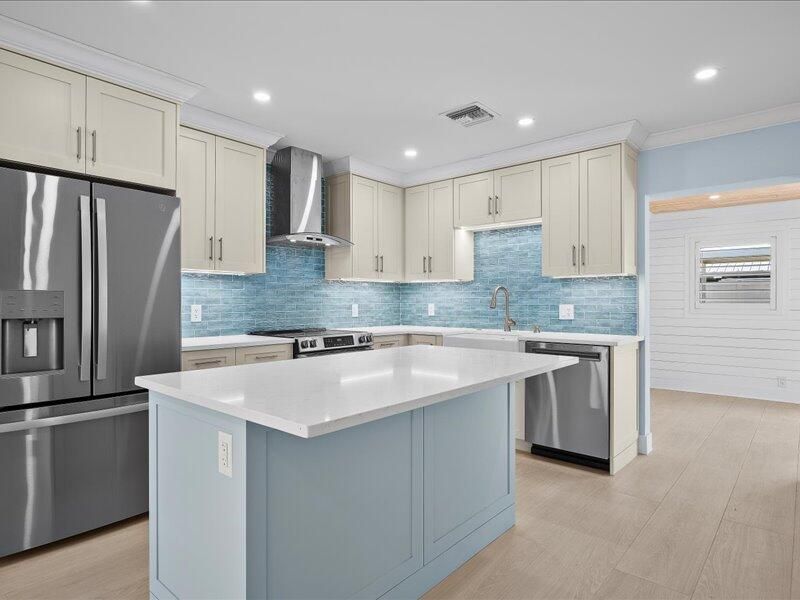 For Sale: $455,000 (2 beds, 1 baths, 1013 Square Feet)