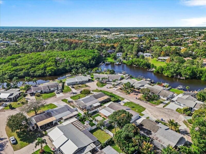 For Sale: $455,000 (2 beds, 1 baths, 1013 Square Feet)