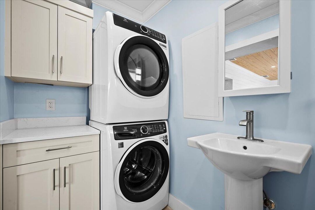 For Sale: $455,000 (2 beds, 1 baths, 1013 Square Feet)