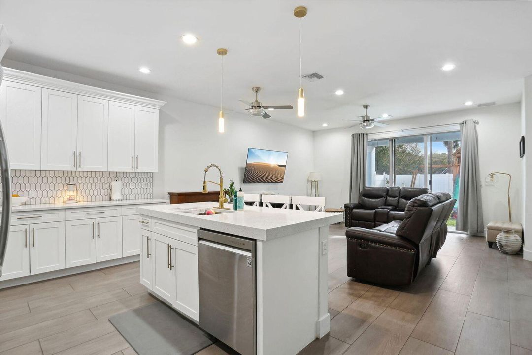 出租: $3,500 (4 贝兹, 2 浴室, 1713 平方英尺)