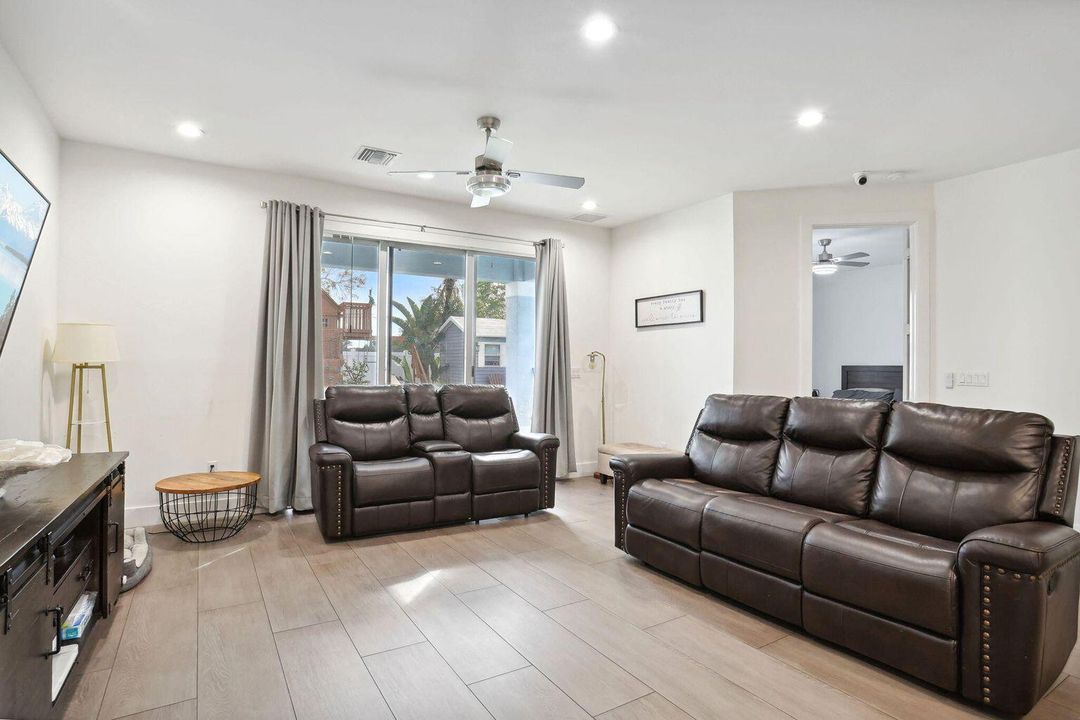 出租: $3,500 (4 贝兹, 2 浴室, 1713 平方英尺)