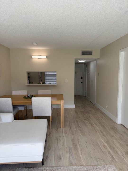 For Rent: $2,100 (1 beds, 1 baths, 621 Square Feet)