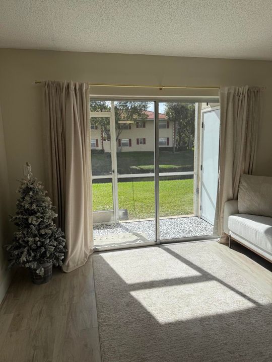 For Rent: $2,100 (1 beds, 1 baths, 621 Square Feet)