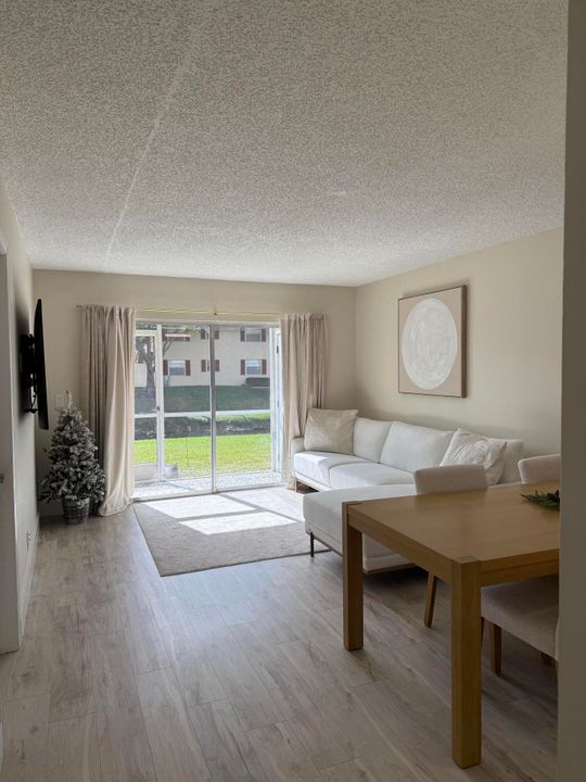 For Rent: $2,100 (1 beds, 1 baths, 621 Square Feet)