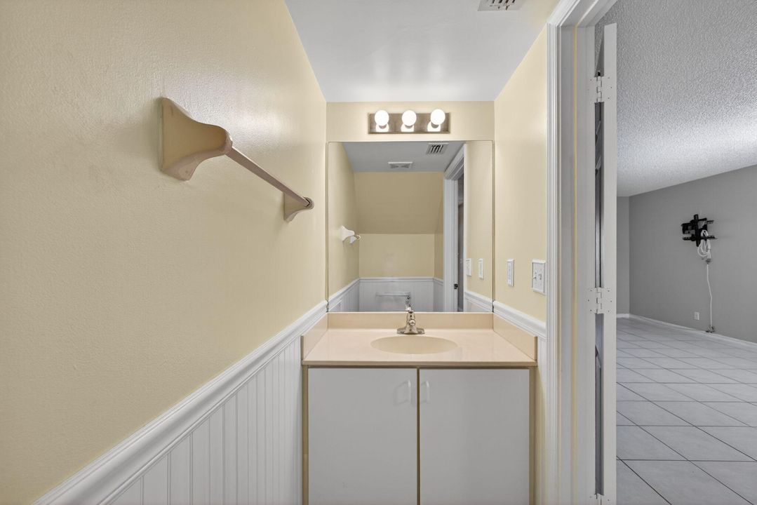 待售: $375,000 (2 贝兹, 2 浴室, 1233 平方英尺)