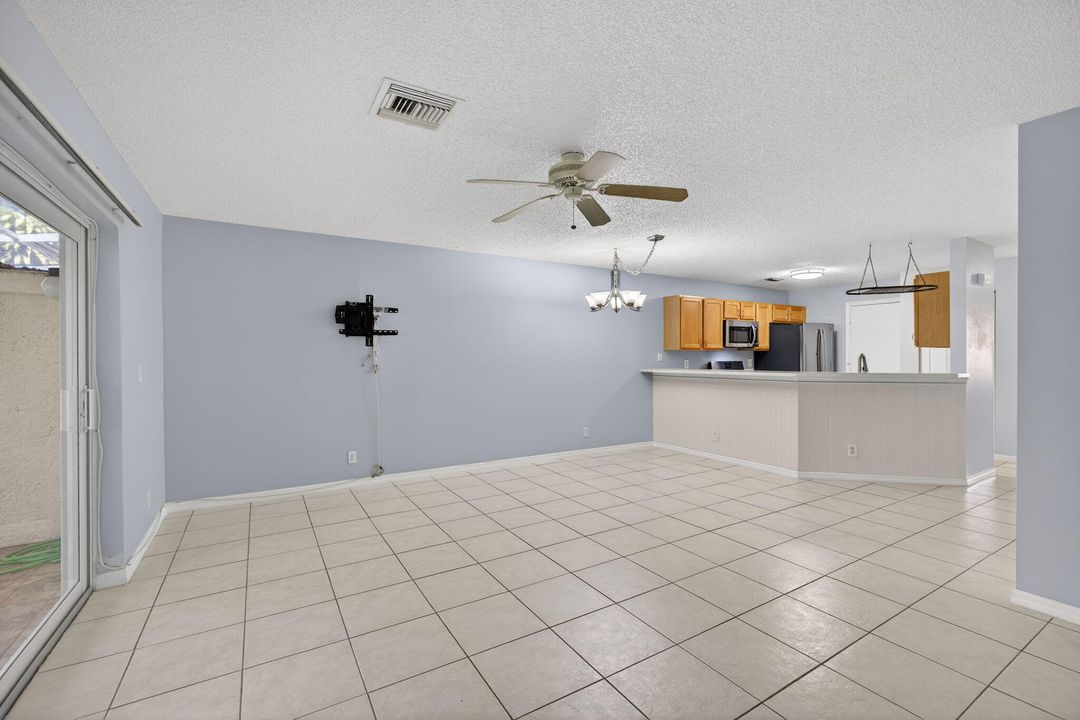 待售: $375,000 (2 贝兹, 2 浴室, 1233 平方英尺)