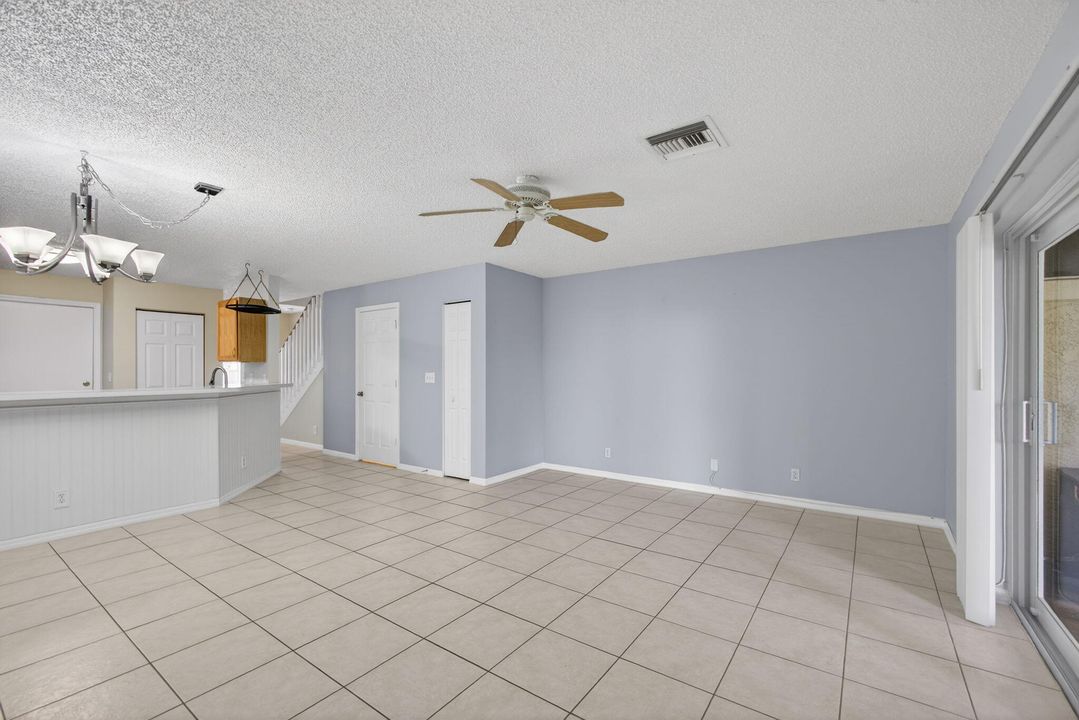 待售: $375,000 (2 贝兹, 2 浴室, 1233 平方英尺)