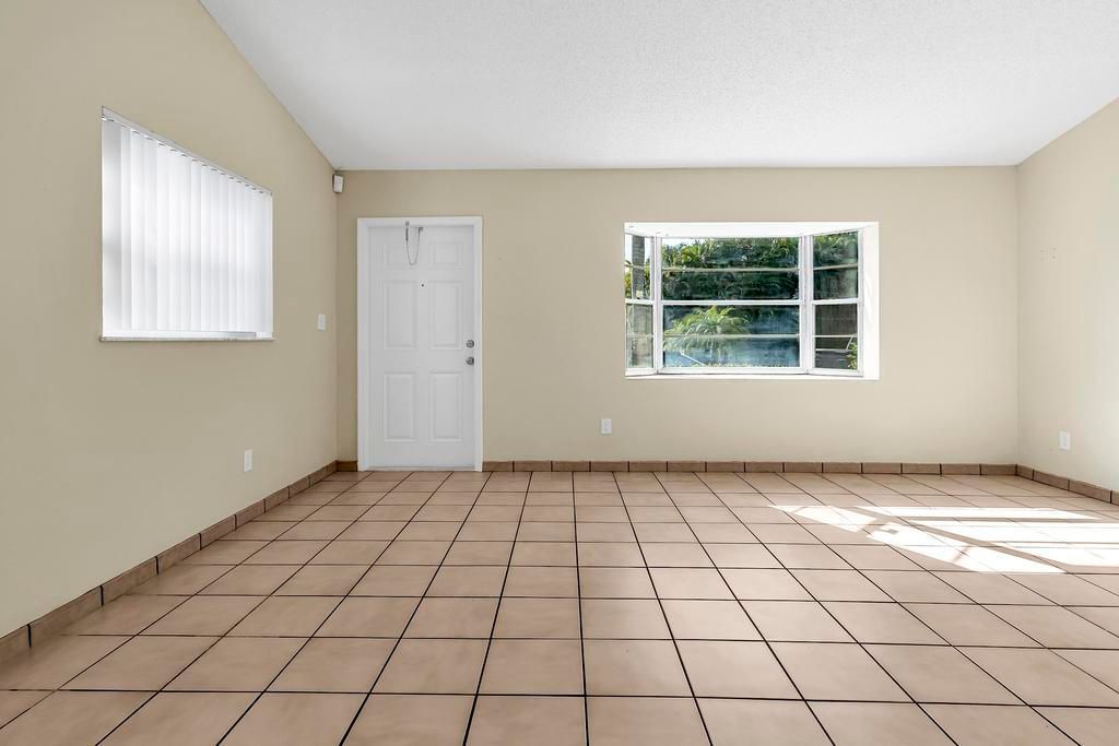 For Sale: $385,000 (2 beds, 1 baths, 1008 Square Feet)