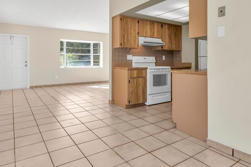 For Sale: $385,000 (2 beds, 1 baths, 1008 Square Feet)