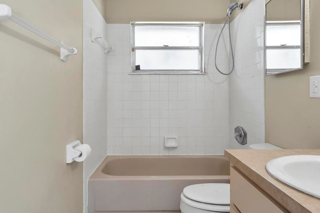 For Sale: $385,000 (2 beds, 1 baths, 1008 Square Feet)