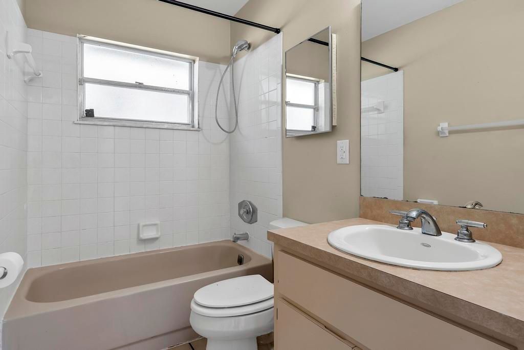 For Sale: $385,000 (2 beds, 1 baths, 1008 Square Feet)