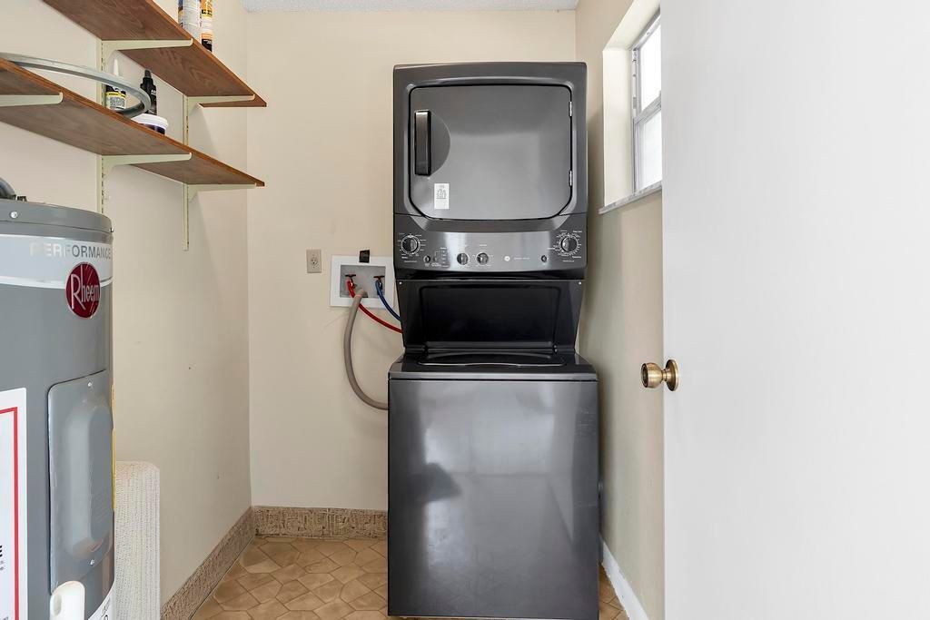 For Sale: $385,000 (2 beds, 1 baths, 1008 Square Feet)