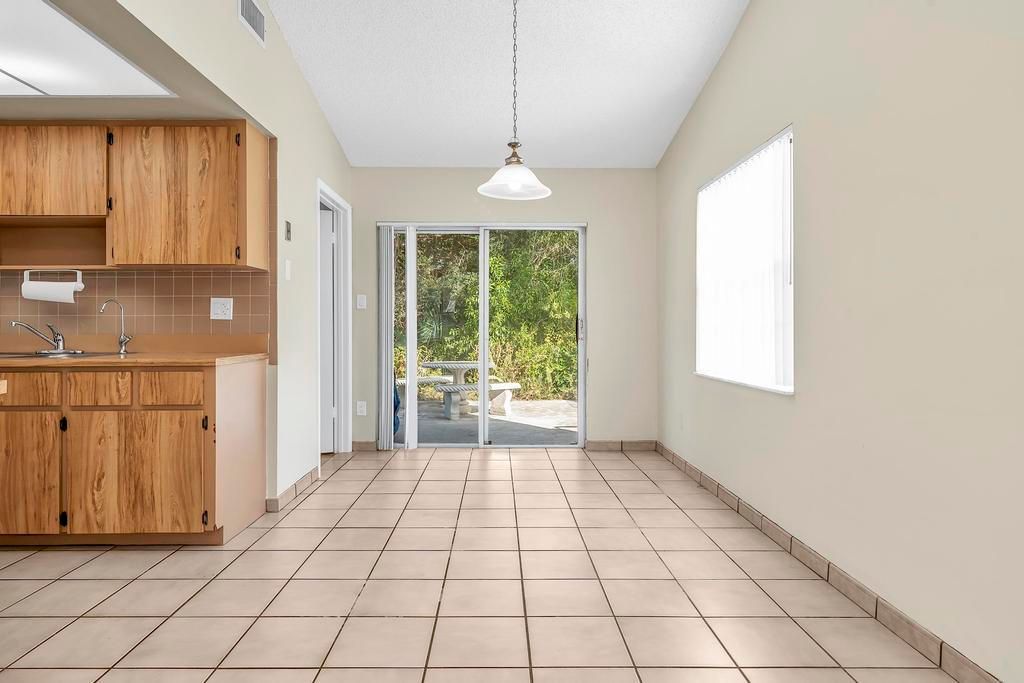 For Sale: $385,000 (2 beds, 1 baths, 1008 Square Feet)