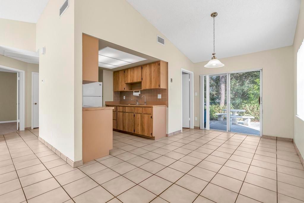 For Sale: $385,000 (2 beds, 1 baths, 1008 Square Feet)