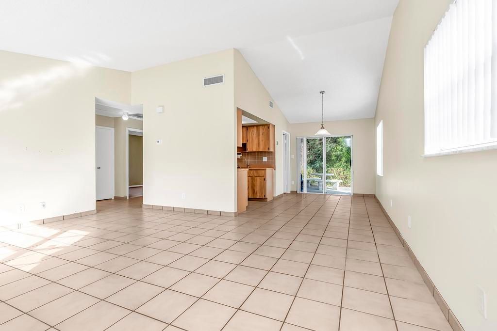 For Sale: $385,000 (2 beds, 1 baths, 1008 Square Feet)