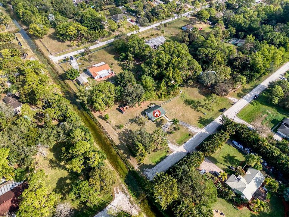 For Sale: $385,000 (2 beds, 1 baths, 1008 Square Feet)