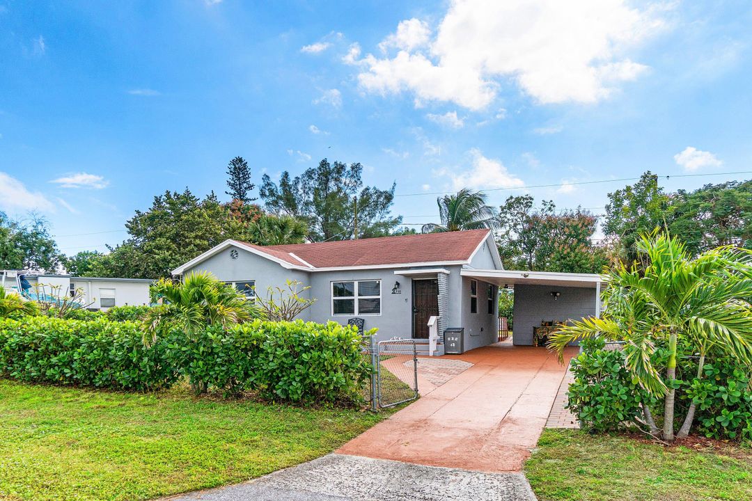 For Sale: $349,000 (2 beds, 2 baths, 947 Square Feet)