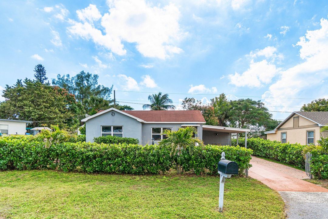 For Sale: $349,000 (2 beds, 2 baths, 947 Square Feet)