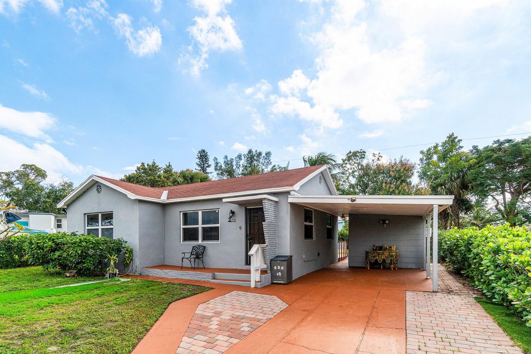 For Sale: $349,000 (2 beds, 2 baths, 947 Square Feet)