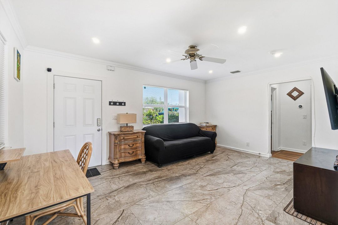 For Sale: $349,000 (2 beds, 2 baths, 947 Square Feet)