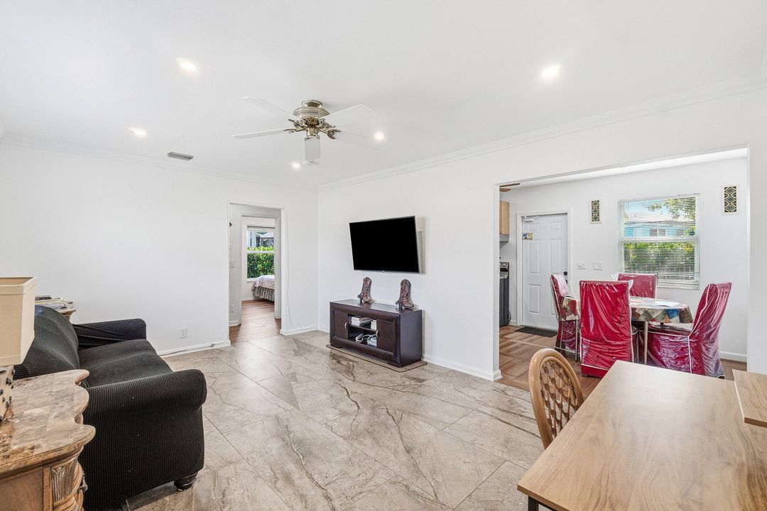 For Sale: $349,000 (2 beds, 2 baths, 947 Square Feet)