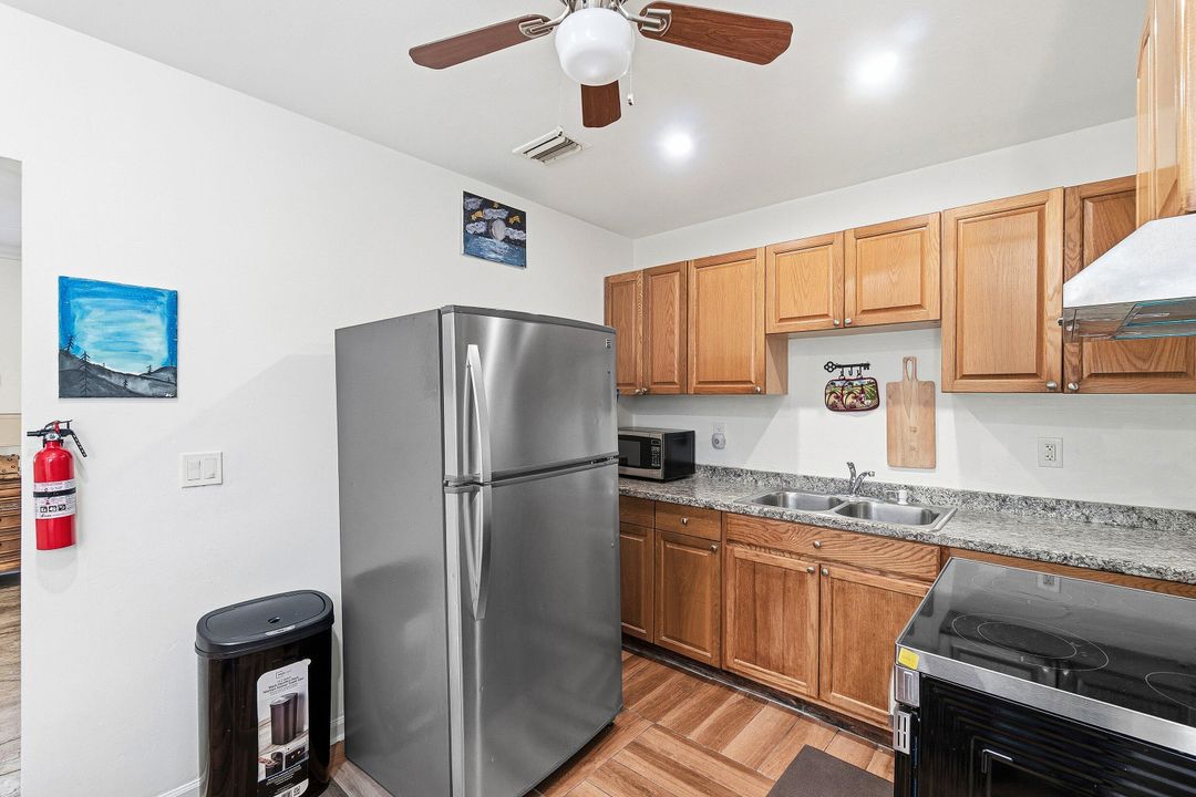 For Sale: $349,000 (2 beds, 2 baths, 947 Square Feet)