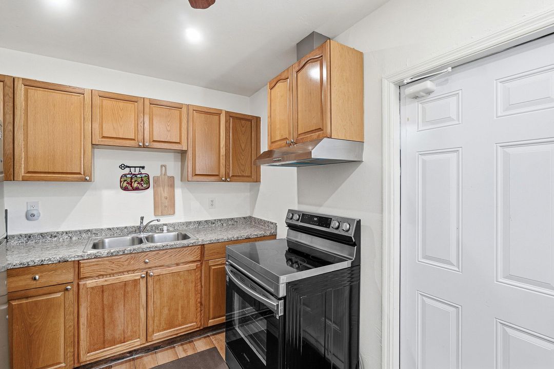 For Sale: $349,000 (2 beds, 2 baths, 947 Square Feet)