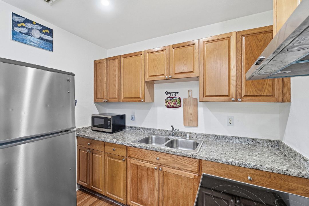 For Sale: $349,000 (2 beds, 2 baths, 947 Square Feet)
