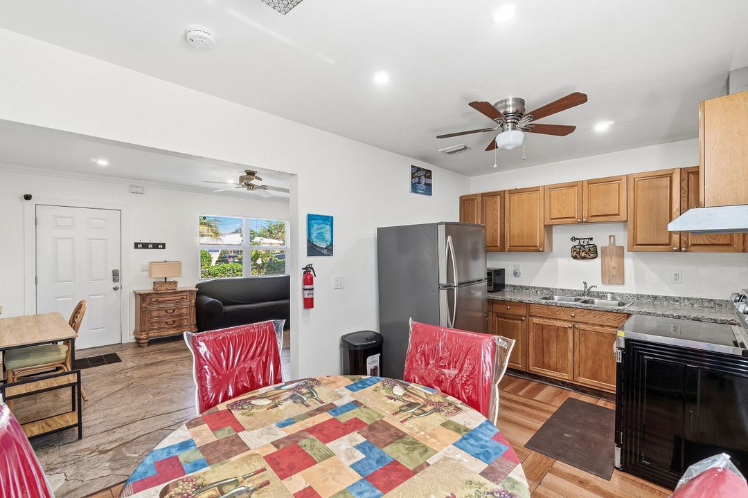 For Sale: $349,000 (2 beds, 2 baths, 947 Square Feet)