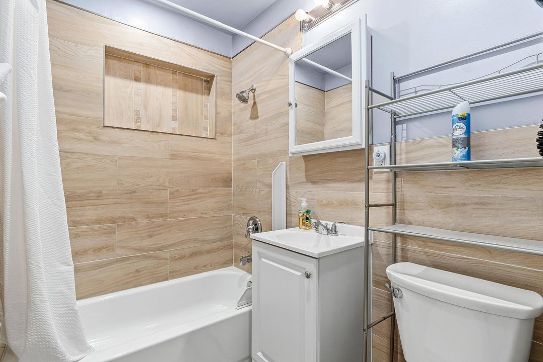 For Sale: $349,000 (2 beds, 2 baths, 947 Square Feet)