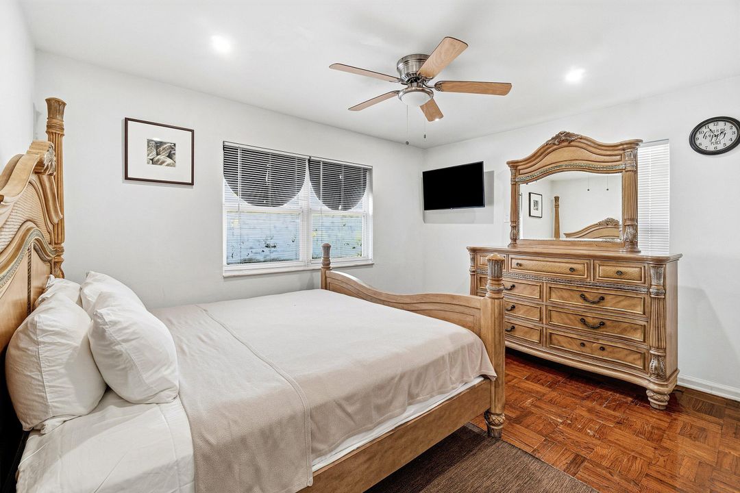 For Sale: $349,000 (2 beds, 2 baths, 947 Square Feet)