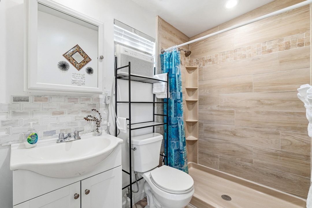 For Sale: $349,000 (2 beds, 2 baths, 947 Square Feet)