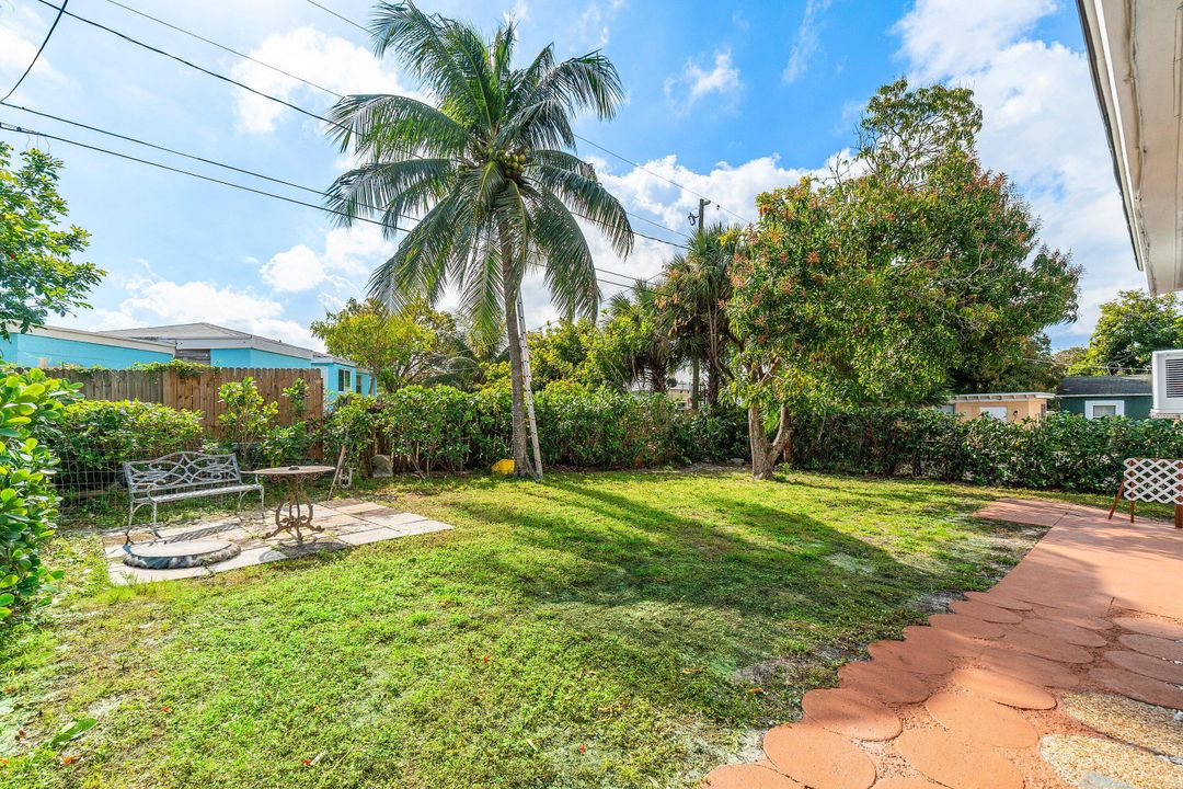 For Sale: $349,000 (2 beds, 2 baths, 947 Square Feet)