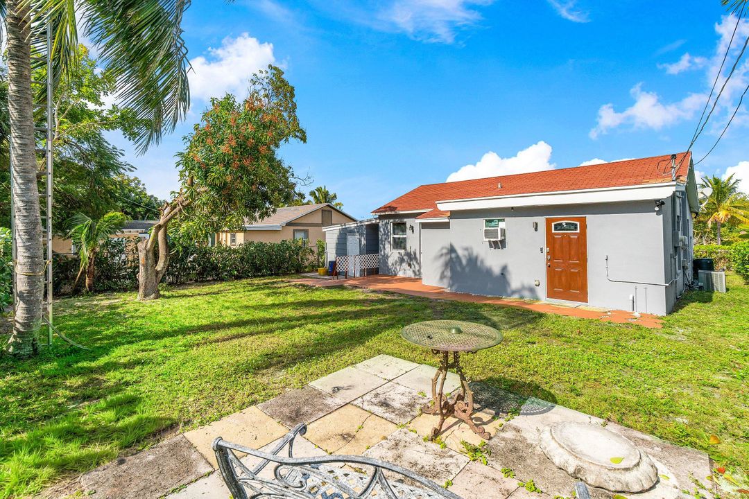 For Sale: $349,000 (2 beds, 2 baths, 947 Square Feet)