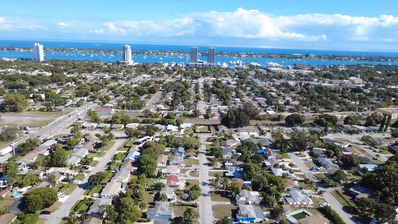 For Sale: $349,000 (2 beds, 2 baths, 947 Square Feet)