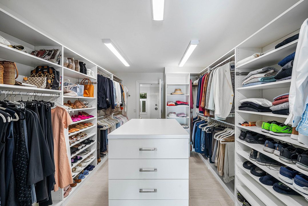 For Sale: $2,175,000 (3 beds, 3 baths, 3092 Square Feet)