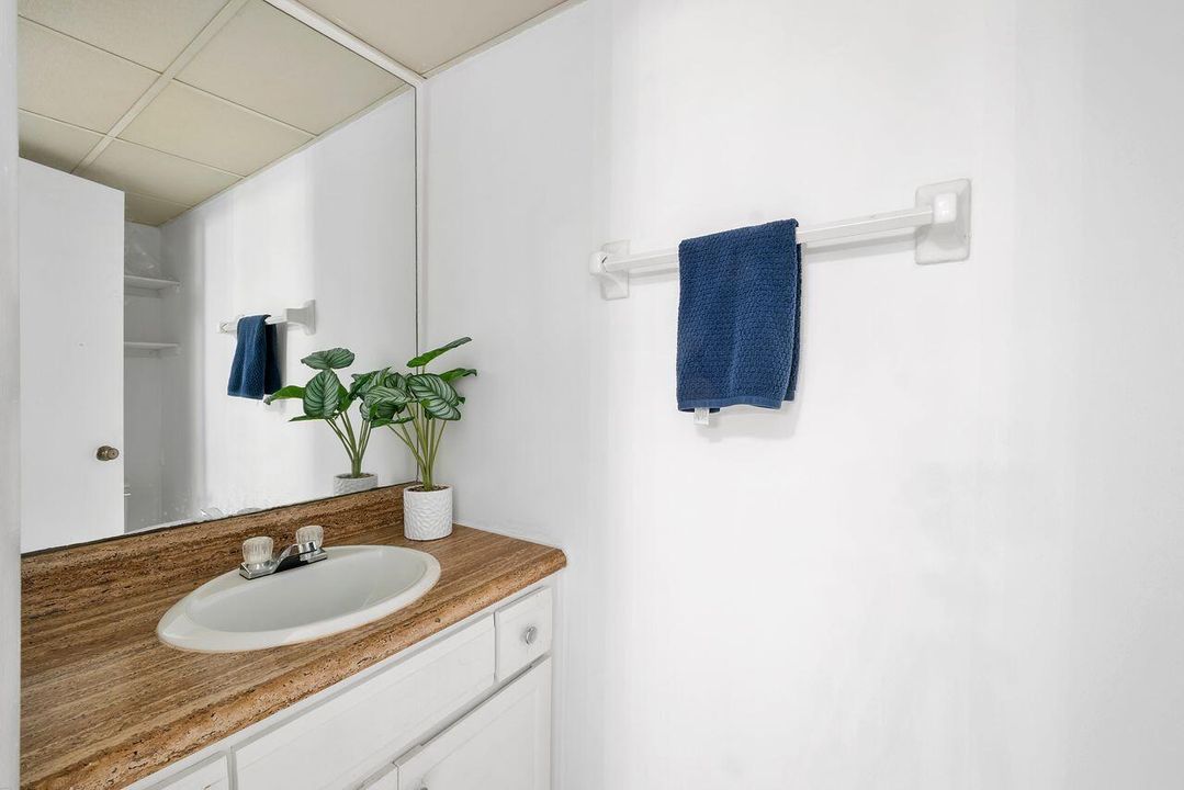 For Sale: $99,999 (1 beds, 1 baths, 800 Square Feet)